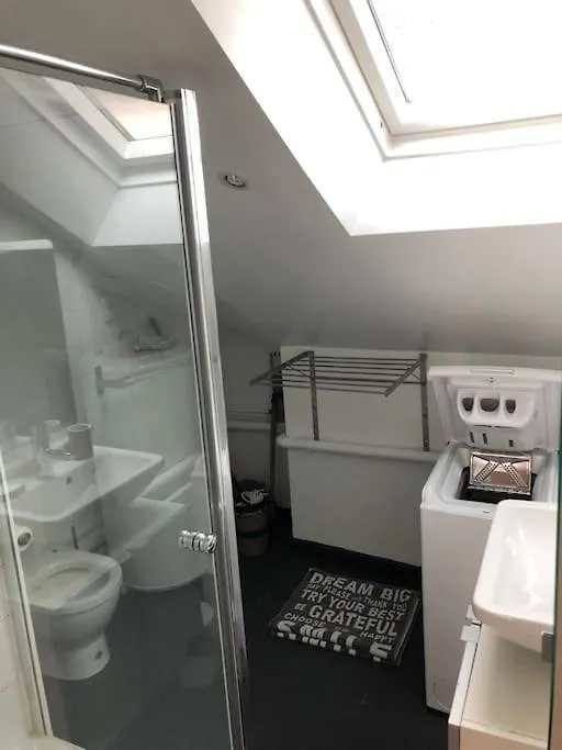Apartment : 16 *